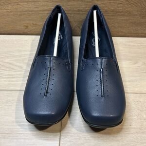 Easy Street Womens Purpose Square Toe Slip-On Shoe. Size 8.5 Color: Navy